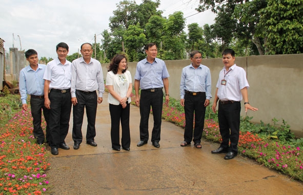 Đoàn công tác của Bộ Lao động-Thương binh và Xã hội thăm con đường hoa nông thôn mới ở xã Ea Mnang (huyện Cư M’gar).