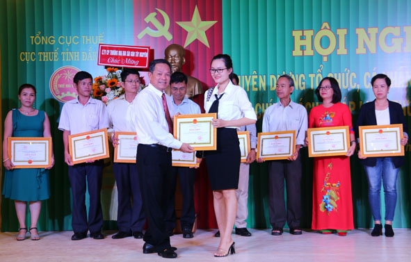 Phó Cục trưởng Cục Thuế tỉnh Ngô Việt Hồng trao Bằng khen của UBND tỉnh tặng các tổ chức,  cá nhân thực hiện tốt chính sách pháp luật thuế.
