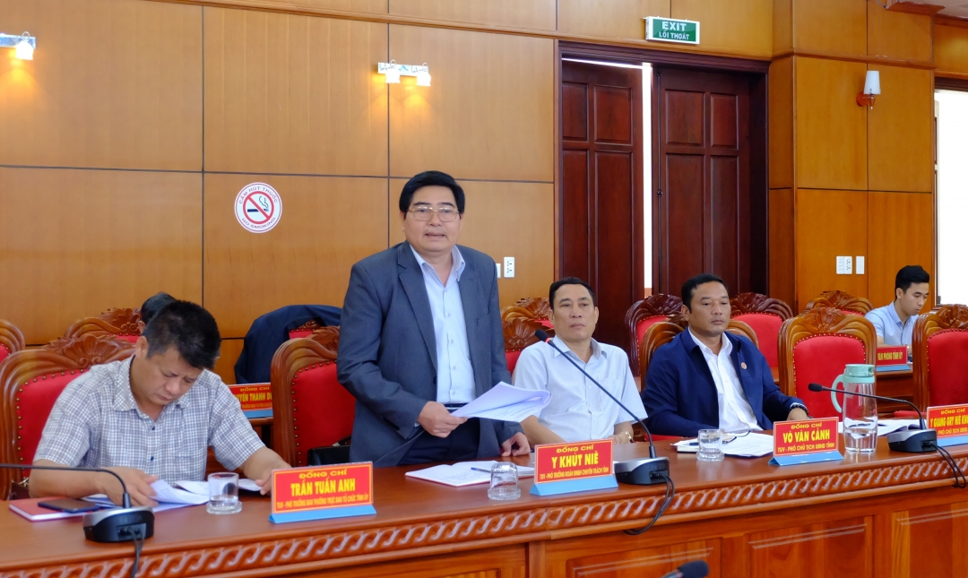 Phó Trưởng đoàn ĐBQH chuyên trách tỉnh Y Khút Niê phát biểu góp ý cho Dự thảo báo cáo chính trị trình Đại hội