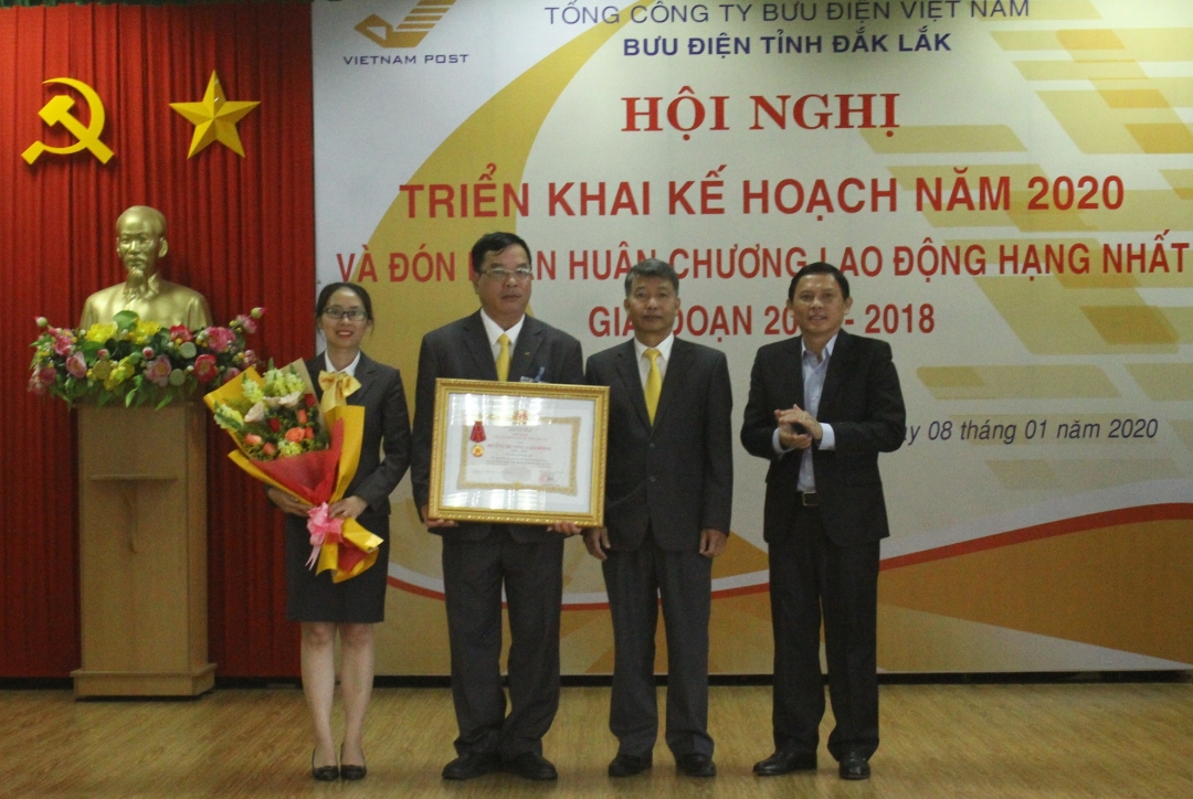 Thừa ủy quyền của Chủ tịch nước, Phó Chủ tịch Thường trực UBND tỉnh Nguyễn Tuấn Hà trao Huân chương Lao động hạng Nhất cho Bưu điện tỉnh 
