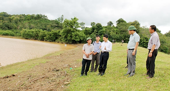 Tổng cục Thủy lợi cùng lãnh đạo Công ty đi kiểm tra tình hình an toàn hồ đập  trong mùa mưa bão ở hồ Ea Tlá (huyện Cư Kuin). 