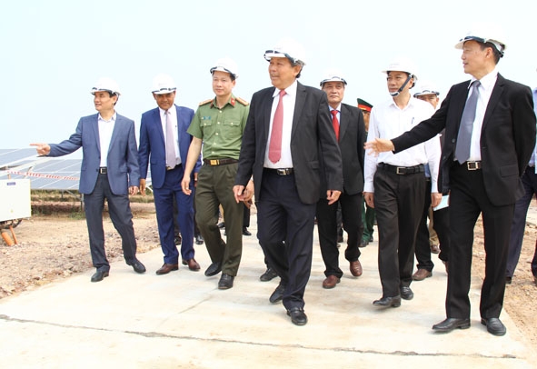 Phó Thủ tướng Thường trực Chính Phủ Trương Hòa Bình (giữa) và các lãnh đạo tỉnh  đi thăm Cụm Nhà máy điện mặt trời Srêpêk 1 và Quang Minh tại xã Ea Wer  (huyện Buôn Đôn).