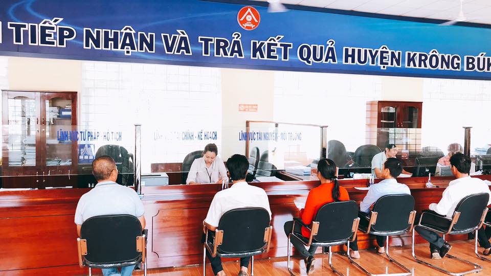Người dân giải quyết thủ tục hành chính  tại bộ phận tiếp nhận và trả kết quả  huyện Krông Búk .