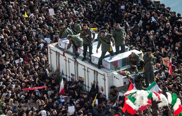 Hàng chục nghìn người tham dự lễ tang Tướng Qassem Soleimani tại Tehran, Iran ngày 6-1.