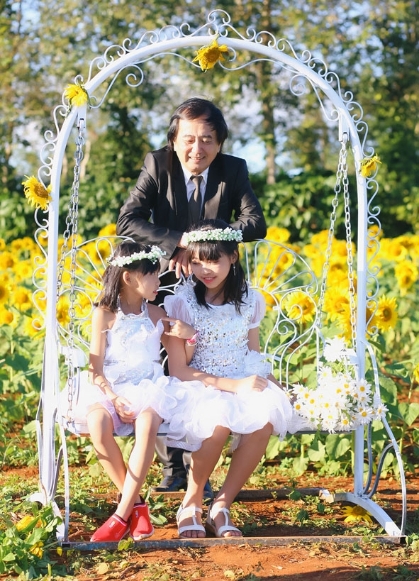 Vườn hoa hướng dương của gia đình anh Khải thu hút du khách đến tham quan, chụp ảnh. 