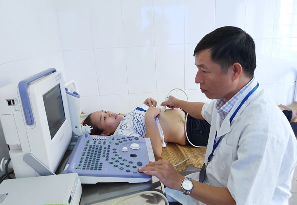 Bác sĩ Nguyễn Ngọc Hoàng siêu âm cho bệnh nhân.