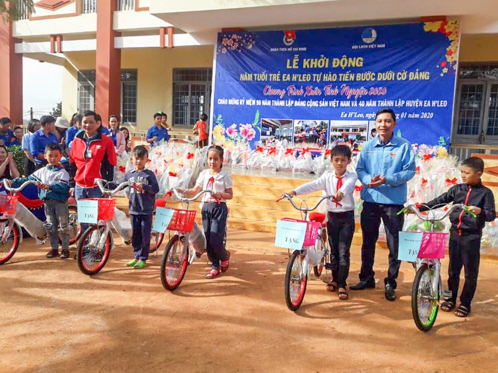 Trao tặng xe đạp cho các em học sinh có hoàn cảnh khó khăn