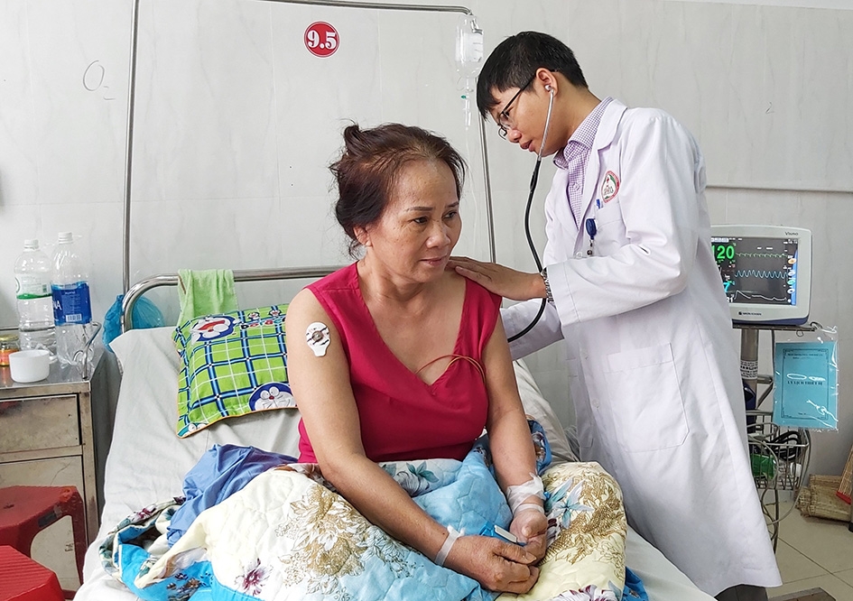 Bác sĩ Nguyễn Thiện Ái kiểm tra sức khỏe bệnh nhân sau đặt stent động mạch vành. 