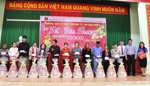 Agribank Bắc Đắk Lắk trao quà cho người nghèo phường Tân Tiến