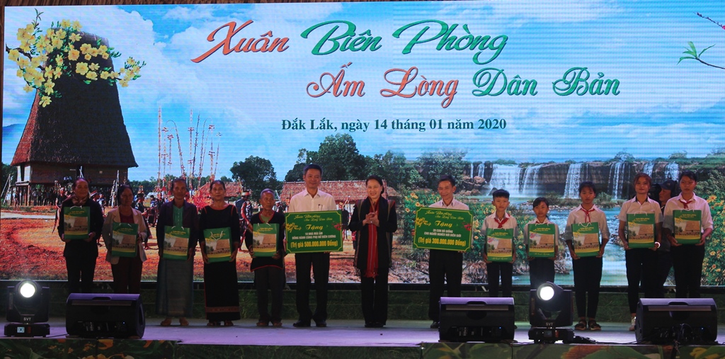 Chủ tịch Quốc hội Nguyễn Thị Kim Ngân trao quà tặng gia đình chính sách, gia đình khó khăn và học sinh nghèo vượt khó
