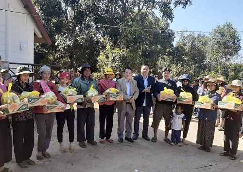 Liên hiệp các Hội Khoa học và  Kỹ thuật tỉnh trao các suất quà cho hộ nghèo ở buôn Hring
