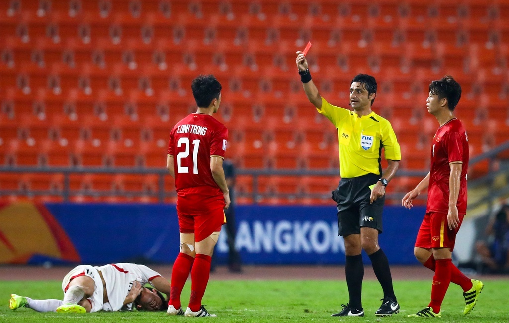 Hình ảnh Đình Trọng nhận thẻ đỏ nói lên tất cả sự thất vọng của U23 Việt Nam tại giải đấu này. Ảnh: Internet