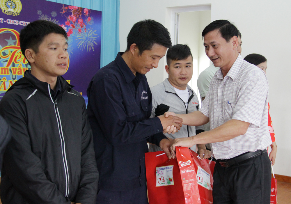 Phó Giám đốc Sở Giao thông vận tải Lê Đình Minh tặng quà Tết cho đoàn viên