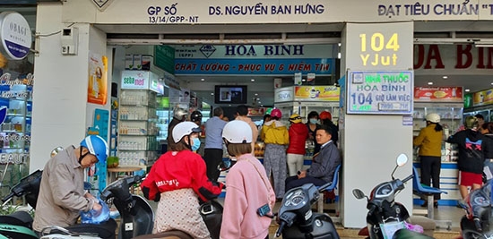 Nhiều người dân chờ để được mua khẩu trang y tế tại nhà thuốc Hòa Bình (TP.Buôn Ma Thuột