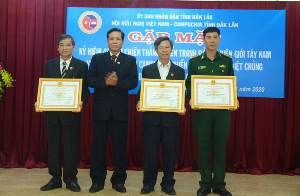 Lãnh đạo Hội Hữu nghị Việt Nam - Campuchia tỉnh trao Bằng khen của Trung ương Hội tặng các tập thể, cá nhân có thành tích xuất sắc trong công tác Hội năm 2019.