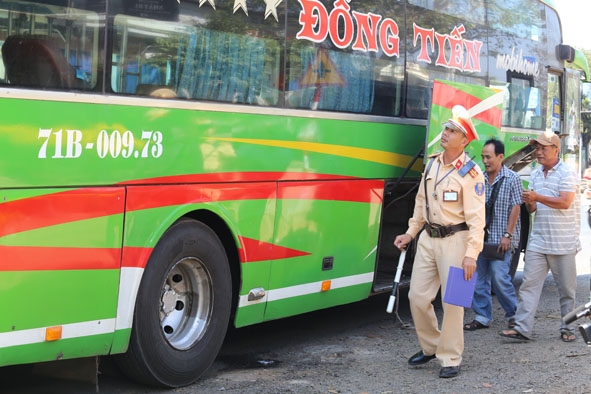 Lực lượng CSGT tỉnh kiểm tra ô tô vận tải hành khách trên đường Hồ Chí Minh (đoạn qua địa bàn xã Hòa Phú, TP. Buôn Ma Thuột).