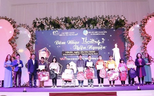 Đại diện lãnh đạo UBND huyện Krông Năng trao tặng quà cho các hộ có hoàn cảnh khó khăn và học sinh nghèo vượt khó trong đêm nhạc