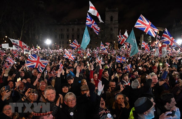 Người dân ủng hộ Brexit tập trung tại Quảng trường Nghị viện Anh ở London, chào mừng thời khắc 23 giờ GMT tối 31-1-2020, thời điểm Anh chính thức rời EU.