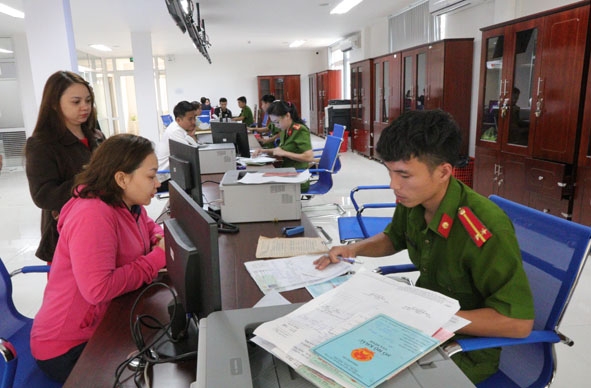 Người dân làm thủ tục hành chính tại Trung tâm Phục vụ hành chính công tỉnh Đắk Lắk.  Ảnh: H.Gia