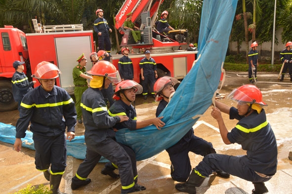 Lực lượng Cảnh sát phòng cháy chữa cháy hỗ trợ người dân tiếp đất an toàn trong ống tụt. 