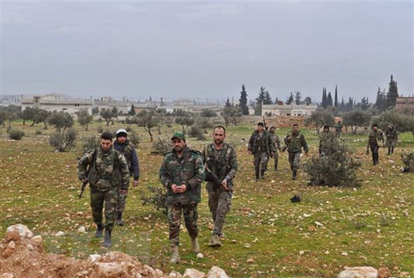 Quân đội Syria tiến vào làng Tall Touqan, vùng lân cận tỉnh Idlib, Tây Bắc Syria ngày 5-2-2020.