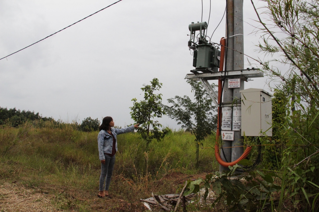 Trạm biến áp và hệ thống đường dây đã hoàn thành nhiều tháng qua nhưng người dân khu Cư Bung vẫn chưa được sử dụng điện.