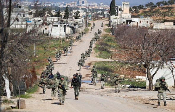 Binh sĩ Thổ Nhĩ Kỳ được triển khai tại làng Qaminas, cách thành phố Idlib của Syria 6 km về phía đông nam. 
