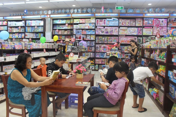 Các em nhỏ  đọc sách trong Nhà sách Fahasa Buôn Ma Thuột.   