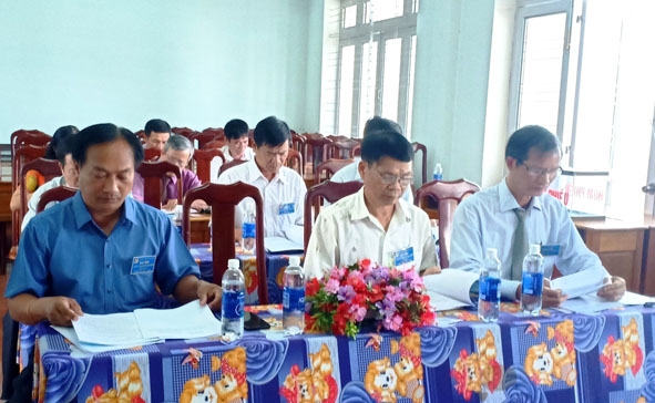 Các đại biểu nghiên cứu Báo cáo chính trị tại Đại hội Chi bộ Cơ quan Ủy ban Mặt trận Tổ quốc Việt Nam huyện Krông Bông lần thứ IV, nhiệm kỳ 2020 - 2022. 