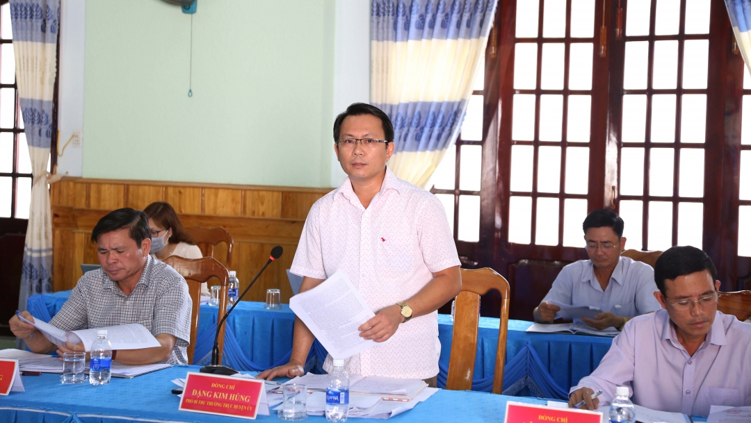Phó Bí thư Thường trực Huyện ủy Krông Bông Đặng Kim Hùng báo cáo về công tác chuẩn bị và tổ chức đại hội Đảng các cấp của huyện Krông Bông.