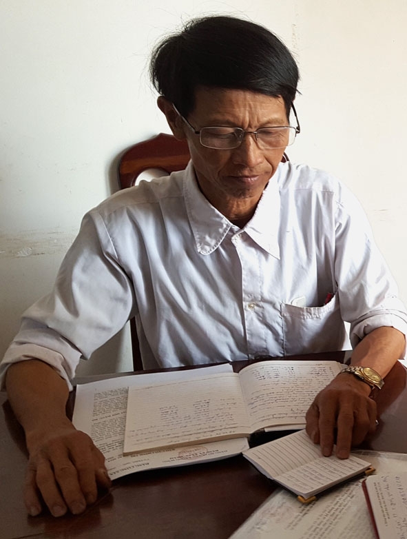 Ông Hoàng Văn Pao luôn sâu sát, ghi chép cẩn thận những nội dung công việc ở thôn.