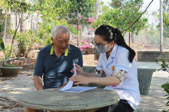 Cán bộ Trạm Y tế phường Tân An tuyên truyền cách phòng dịch Covid đến tận người dân.