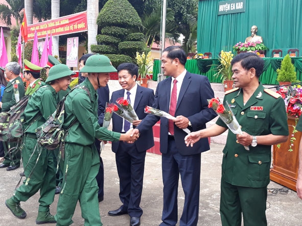 Ban Chỉ huy Quân sự huyện Ea Kar tổ chức tốt công tác giao nhận quân năm 2020 chào mừng Đại hội Đảng bộ  Quân sự huyện nhiệm kỳ 2020 - 2025.  