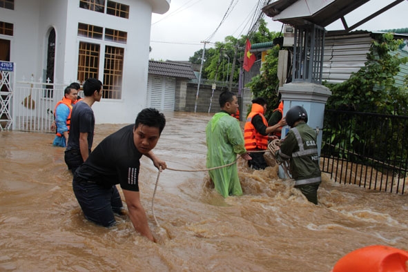 Hẻm 470 Nguyễn Văn Cừ bị ngập sâu trong nước vào tháng 8-2019. 