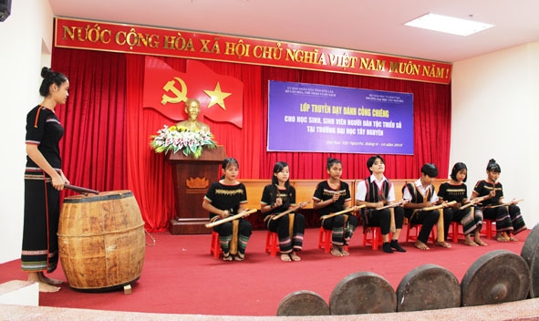 Sinh viên Trường Đại học Tây Nguyên biểu diễn Ching Kram. 