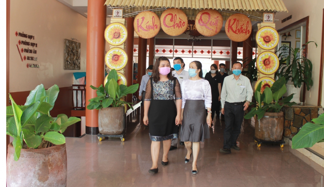 Phó Chủ tịch UBND tỉnh H’Yim Kđoh và các thành viên Đoàn kiểm tra đến kiểm tra tại Khách sạn Đam San.