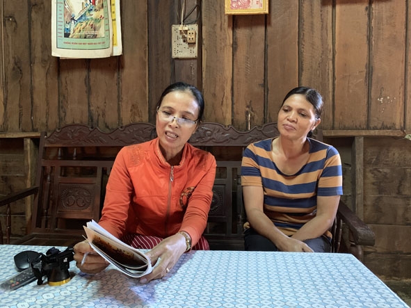 Bà H'Blẽn Byă (trái) đang tuyên truyền cho người dân trong buôn về  chính sách của Nhà nước dành cho đồng bào dân tộc thiểu số. 