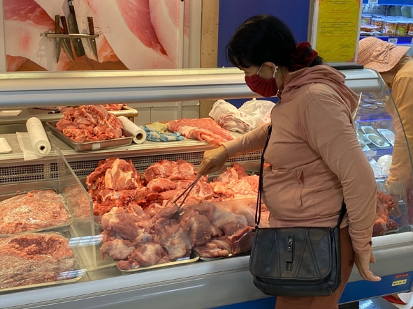 Người tiêu dùng mua thịt heo tại Siêu thị Co.opmart Buôn Ma Thuột.  