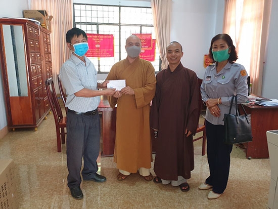 Đại diện GHPG Việt Nam huyện Cư M'gar trao tiền ủng hộ Quỹ phòng chống dịch bệnh Covid-19