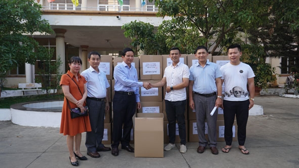 Đại diện Công ty TNHH Đông nam dược Trung Vinh tặng 1.000 bộ đồ bảo hộ cho Trung tâm Kiểm soát  bệnh tật tỉnh.