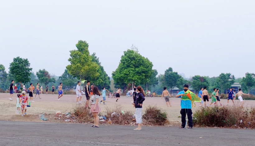 Người dân tập trung vui chơi tại khu vực đất dự án gần đối diện Bến xe liên tỉnh (Ảnh chụp chiều ngày 7-4).