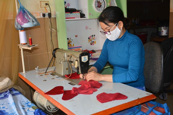  Chị Mai Thị Vân, tổ dân phố 3,  thị trấn  Quảng Phú (huyện Cư M’gar) may khẩu trang  để phát miễn phí. 