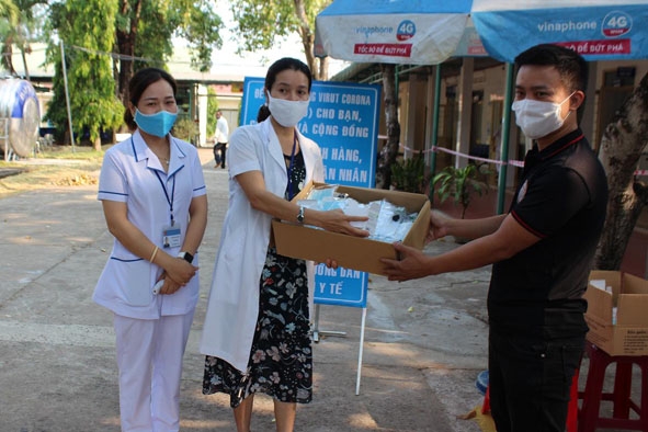 Anh Đào  Xuân Hà  trao tặng  khẩu trang  cho y, bác sĩ Trung tâm Y tế huyện  Buôn Đôn. 
