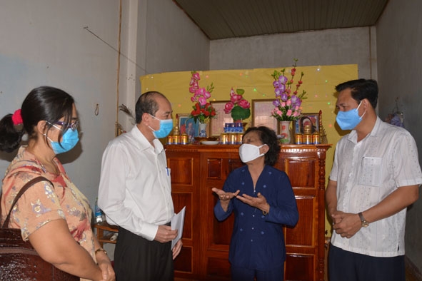 Chủ tịch UDND tỉnh Phạm Ngọc Nghị (thứ hai từ trái sang) thăm, tặng quà  hỗ trợ bà Nguyễn Thị Kỷ. 