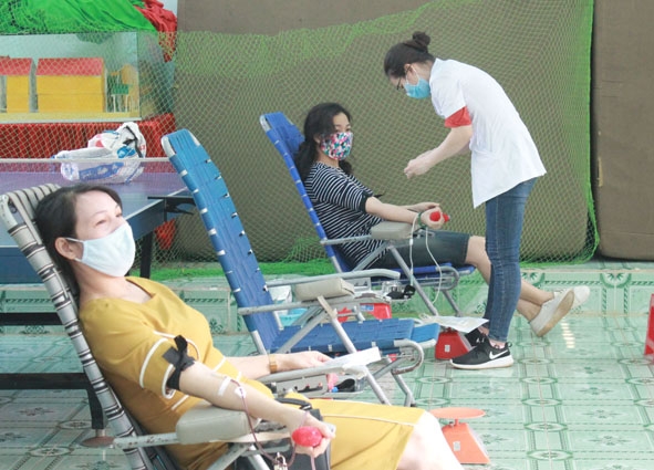Cán bộ, giáo viên ngành Giáo dục TP. Buôn Ma Thuột tham gia hiến máu tại điểm hiến máu Trường THCS Trưng Vương .