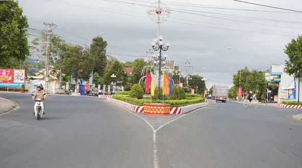 Đường đi qua trung tâm thị trấn Krông Kmar.  