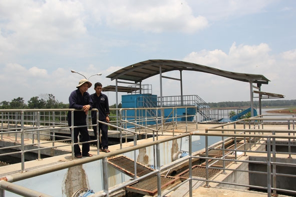 Để đáp ứng nhu cầu sử dụng nước thời gian cao điểm, nhà máy xử lý nước hồ Ea Cuôr Kắp được nâng công suất vận hành thêm 2.000 m3/ngày đêm.