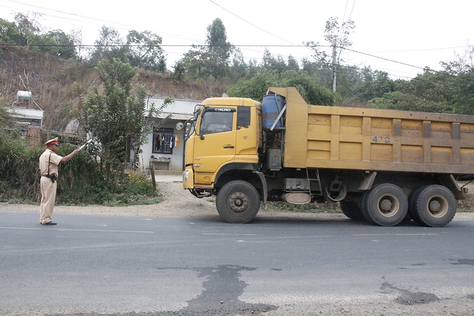 Lực lượng CGST Công an tỉnh dừng phương tiện trên Quốc lộ 27, đoạn qua huyện Cư Kuin.  
