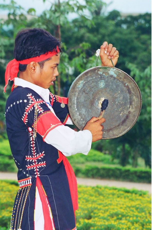 Trang phục nam dân tộc Chăm Hroi với hoa văn  cườm chì phía sau lưng áo. 