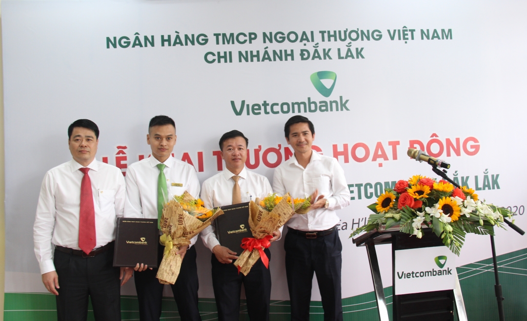 Lãnh đạo Vietcombank Đắk Lắk trao quyết định bổ nhiệm các chức danh tại Phòng giao dịch Thuần Mẫn